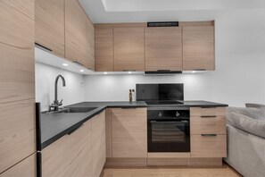 ثلاجة، ميكروويف، فرن، موقد طهي مسطح