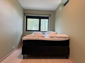 Tabla de planchar con plancha, wifi y ropa de cama 