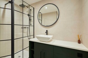 Shower, hair dryer, towels, shampoo - Host & Stay | Holmfirth Hideaway (Holmbridge)