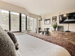 1 bedroom, iron/ironing board, WiFi, bed sheets - Top Floor Remodeled Studio with Pool, Hot Tub, ski in-out (Crested Butte)