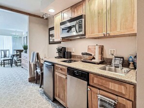 Microwave, stovetop, dishwasher, coffee/tea maker - Top Floor Remodeled Studio with Pool, Hot Tub, ski in-out (Crested Butte)