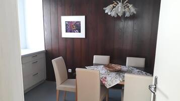 Condo tiện nghi đơn giản, 2 phòng ngủ, được phép mang theo vật nuôi, quang cảnh vườn | Khu vực ăn uống tại phòng