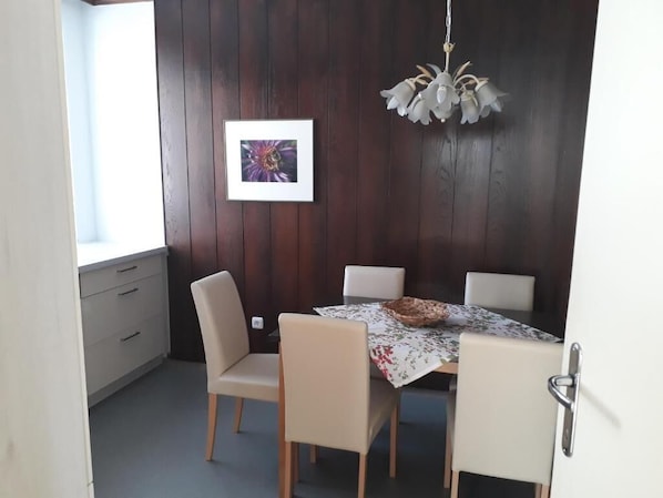 Comfort-Apartment, 2 Schlafzimmer, Haustiere gestattet, Gartenblick | Essbereich im Zimmer