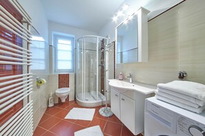 Comfort Condo, 2 Bedrooms, Pets Allowed, Garden View | Bathroom - Ferienwohnung Brigitte (Bad Mitterndorf)