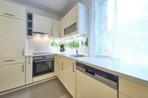 Condo Confort, 2 habitaciones, se aceptan mascotas, vista al jardín | Cocina privada | Cafetera y tetera y tetera eléctrica 