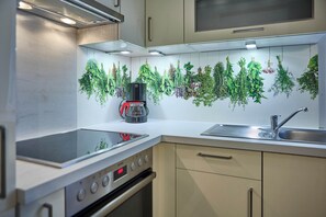 Condo Confort, 2 habitaciones, se aceptan mascotas, vista al jardín | Cocina privada | Cafetera y tetera y tetera eléctrica