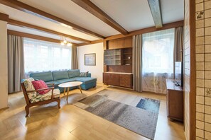 Condo Confort, 2 habitaciones, se aceptan mascotas, vista al jardín | Área de sala de estar | Televisión de pantalla plana de 50 pulgadas con canales por cable 