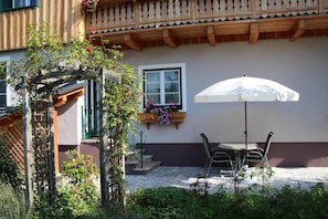 Comfort-Apartment, 2 Schlafzimmer, Haustiere gestattet, Gartenblick | Terrasse/Patio