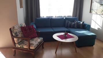 Comfort-Apartment, 2 Schlafzimmer, Haustiere gestattet, Gartenblick | Wohnbereich | 50-Zoll-Flachbildfernseher mit Kabelempfang