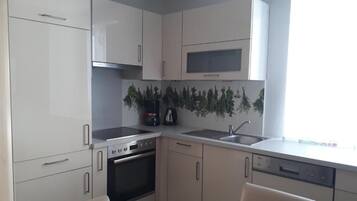 Condo tiện nghi đơn giản, 2 phòng ngủ, được phép mang theo vật nuôi, quang cảnh vườn | Khu vực ăn uống tại phòng