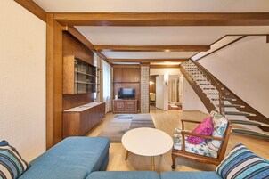 Apartamento Confort, 2 habitaciones, Se admiten mascotas, vistas al jardín | Zona de estar | Televisión de pantalla plana de 50 pulgadas con canales por cable