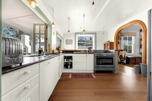 Fridge, microwave, stovetop, dishwasher - Bespoke Stays - Cheltenham retreat (Auckland)