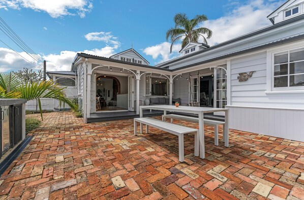 Outdoor dining - Bespoke Stays - Cheltenham retreat (Auckland)