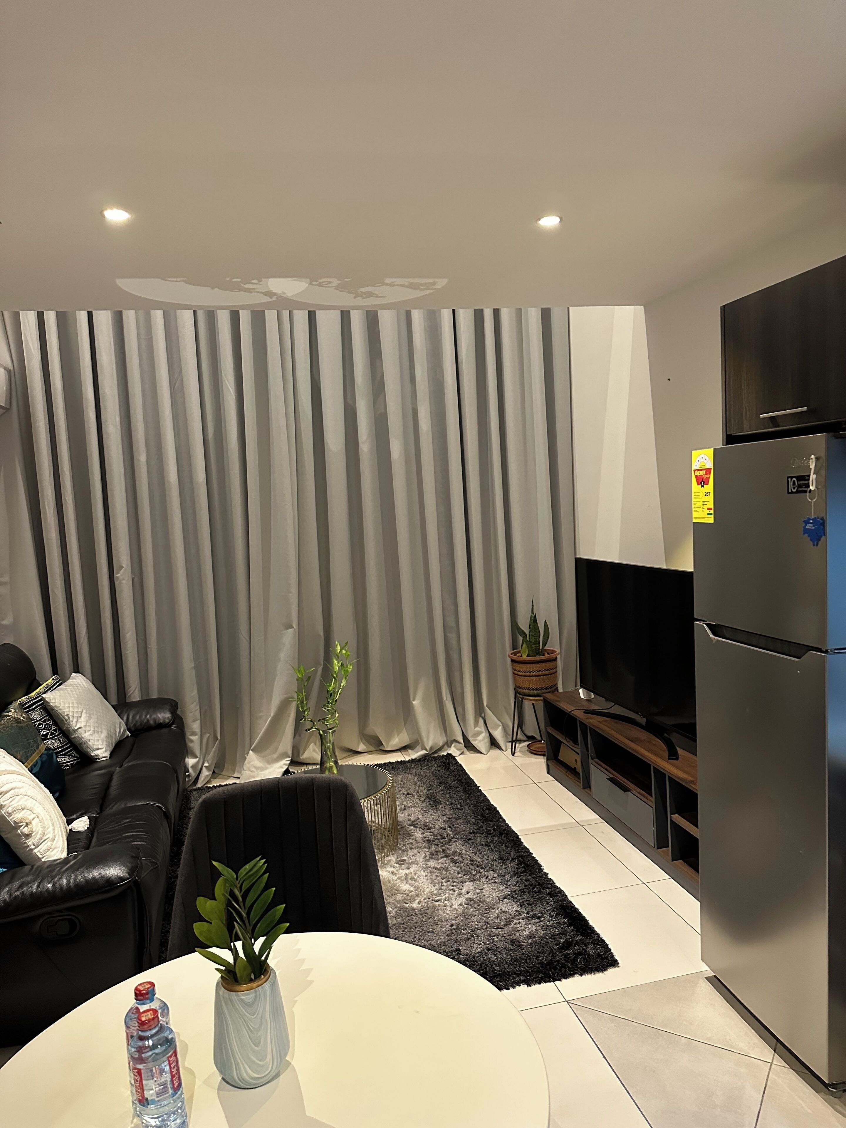 고급 침구, 메모리폼 침대, 객실 내 금고, 각각 다른 스타일의 인테리어