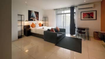 Executive Studio, 1 Queen Bed, Pets Allowed | Premium bedding, memory foam beds, in-room safe, laptop workspace