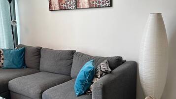Luxury Duplex, 1 Bedroom, Pets Allowed, Pool View | Living area
