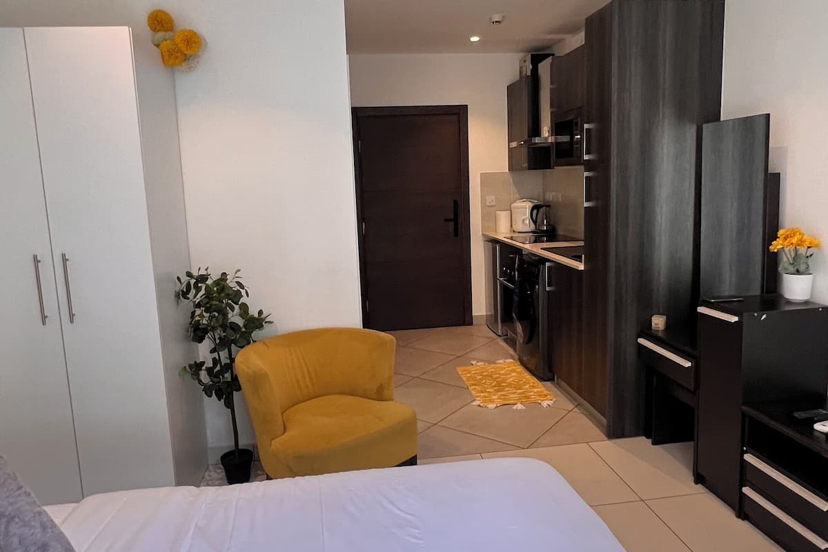 Executive Studio, 1 Queen Bed, Pets Allowed, Pool View | Premium bedding, memory foam beds, in-room safe, desk