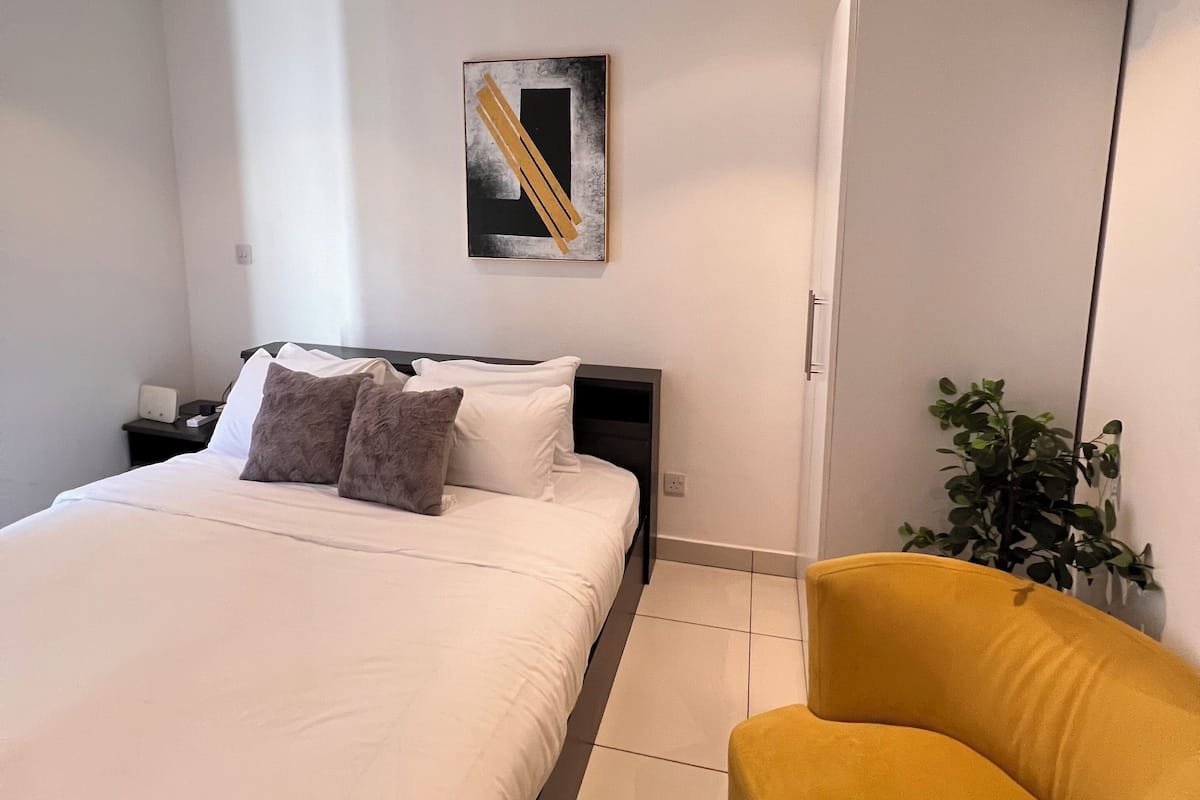 Deluxe Studio Suite, 1 Queen Bed, Pets Allowed, Pool View | Premium bedding, memory foam beds, in-room safe, desk