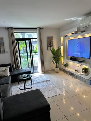 50-tommers smart-tv med satellitkanaler, Netflix, Hulu