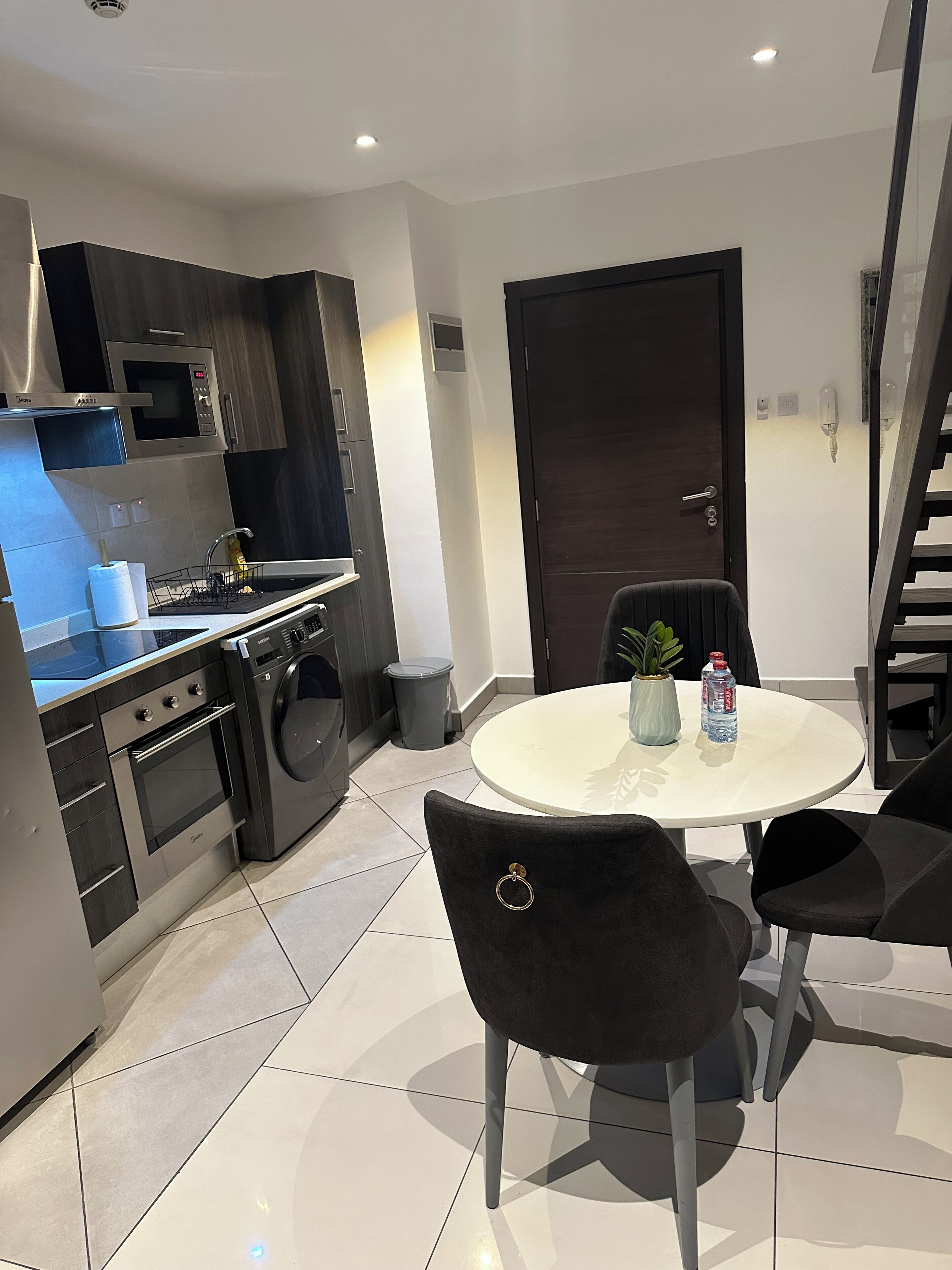 고급 침구, 메모리폼 침대, 객실 내 금고, 각각 다른 스타일의 인테리어