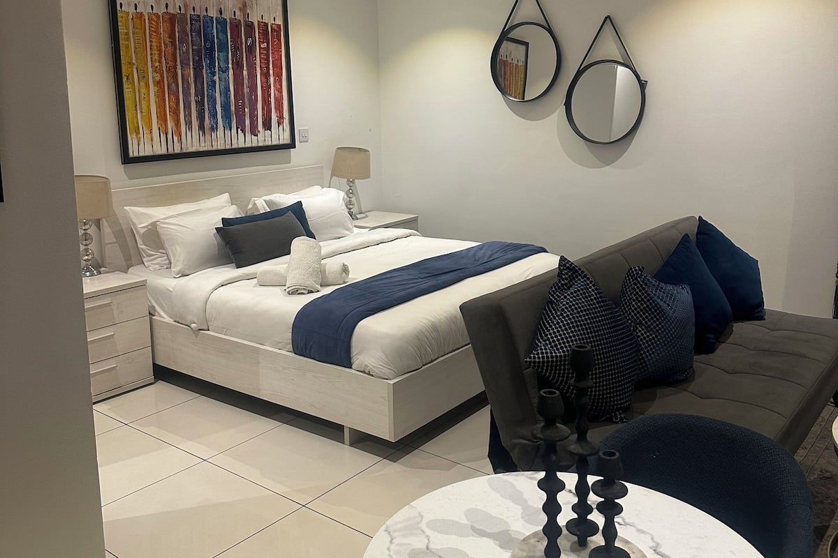 Deluxe-Studiosuite, 1 Queen-Bett, Haustiere gestattet, Poolblick | Zimmersafe, Schreibtisch, laptopgeeigneter Arbeitsplatz