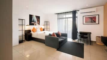 Executive Studio, 1 Queen Bed, Pets allowed | Premium bedding, memory-foam beds, in-room safe, laptop workspace