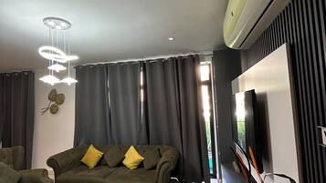 Duplex superluxo, 1 quarto, aceita animais de estimação, vista para a piscina | Área de estar