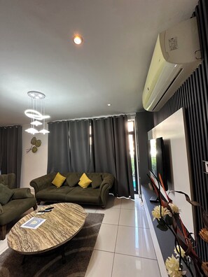 Luxe maisonnette, 1 slaapkamer, huisdieren toegestaan, uitzicht op zwembad | Woonruimte | Een 50-inch smart-tv met satellietzenders, Netflix en Hulu