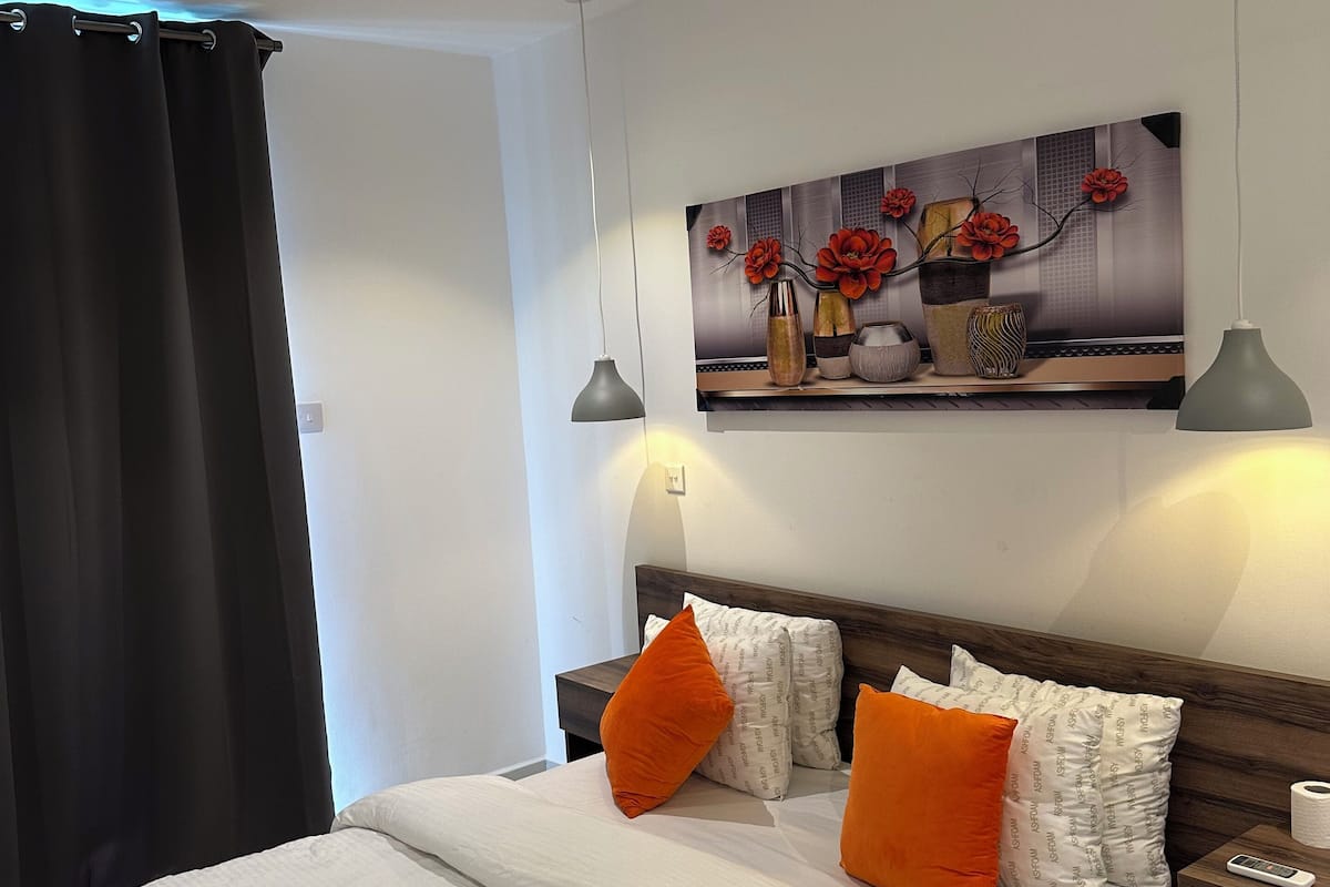 Luxury-Suite, 2 Schlafzimmer, Haustiere gestattet, Poolblick | Zimmersafe, Schreibtisch, laptopgeeigneter Arbeitsplatz