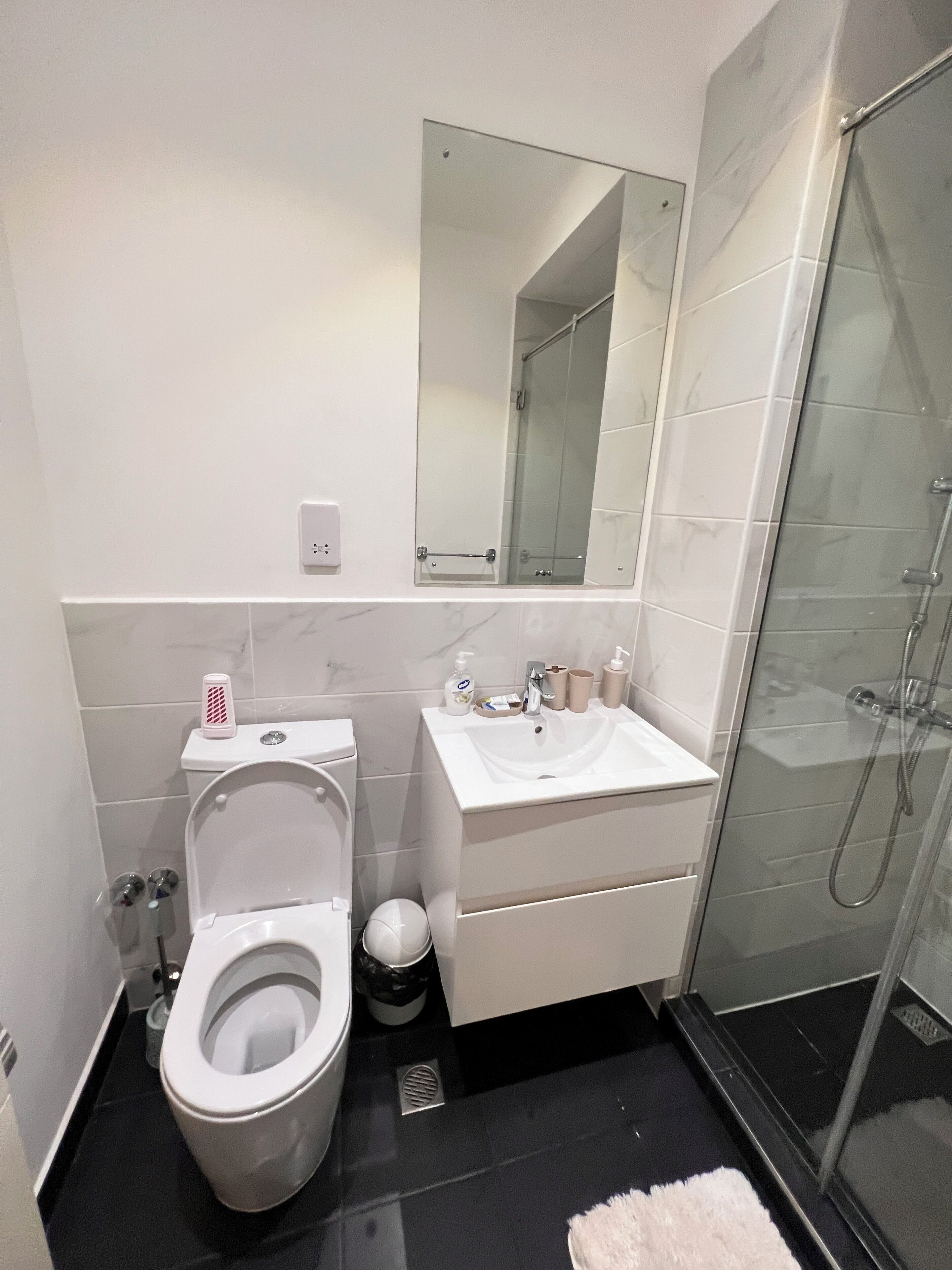 Shower, rainfall showerhead, free toiletries, towels