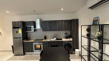 Luxury Duplex, 1 Bedroom, Pets Allowed, Pool View | Private kitchen