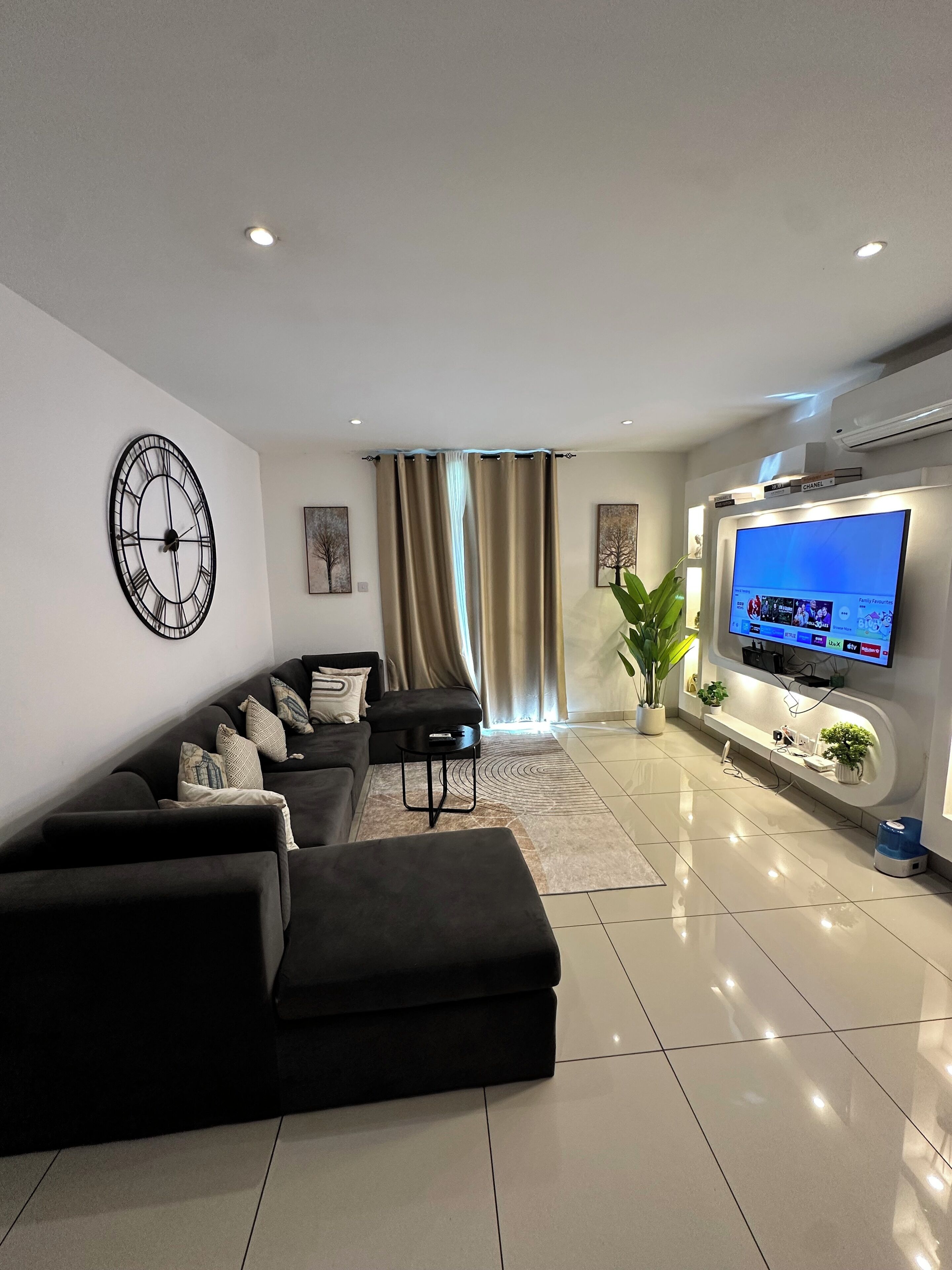 Suite – exclusive, 3 soverom, ikke-røyk, eget bad | Oppholdsområde | En 50-tommers smart-TV med Parabol-TV samt Netflix og Hulu