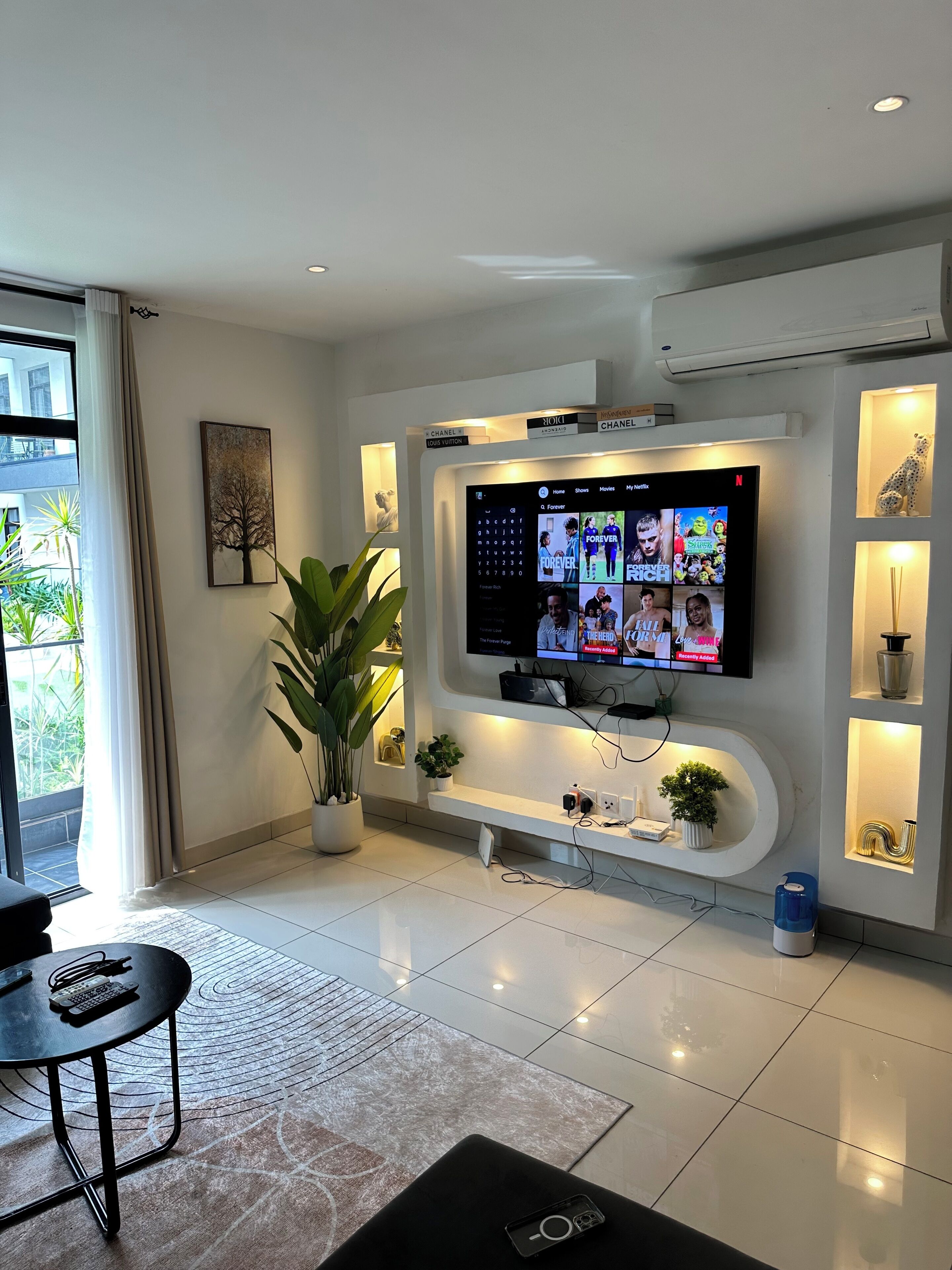 Suite – exclusive, 3 soverom, ikke-røyk, eget bad | Oppholdsområde | En 50-tommers smart-TV med Parabol-TV samt Netflix og Hulu