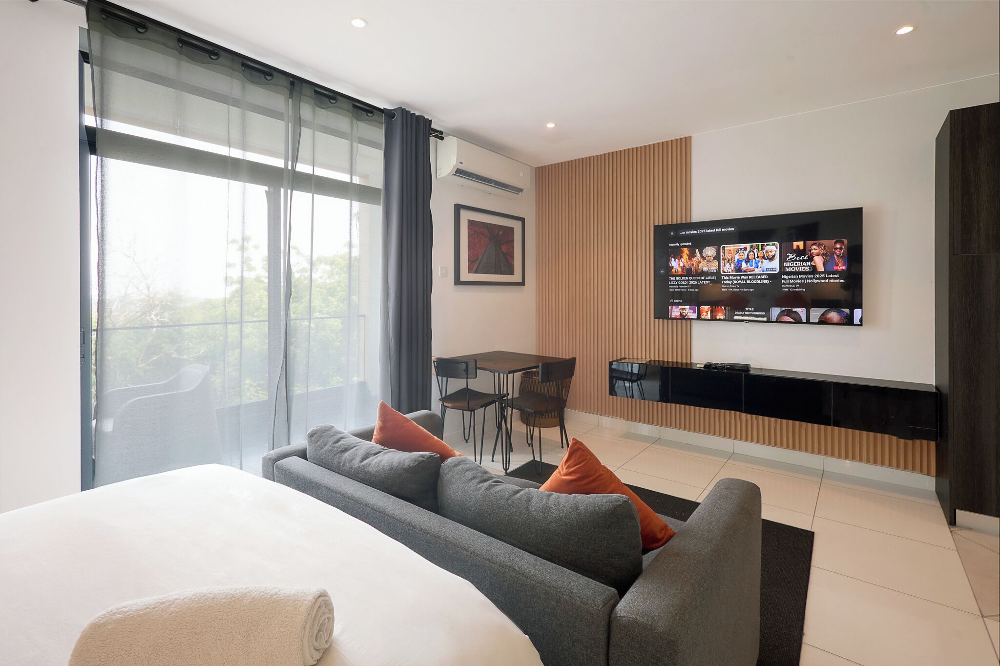 Estudio ejecutivo, 1 cama Queen size, se aceptan mascotas | Área de sala de estar | Smart TV de 50 pulgadas con canales vía satélite, Netflix y Hulu 