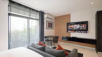 Estudio ejecutivo, 1 cama Queen size, se aceptan mascotas | Área de sala de estar | Smart TV de 50 pulgadas con canales vía satélite, Netflix y Hulu