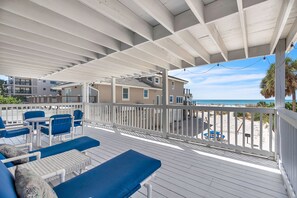 Property grounds - ☀Beachfront Cottage🍹Walk to John's Pass🌊Large Covered Deck with Gulf Views (Madeira Beach)