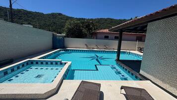 Chalet | Alberca | 2 albercas al aire libre y camastros