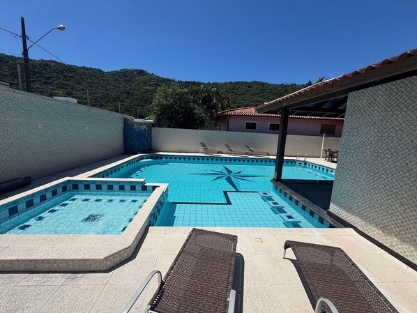 Chalé | Piscina | 2 piscinas externas, espreguiçadeiras