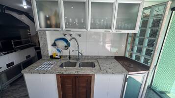 Casa luxo, acesso à piscina, vista para a piscina | Cozinha privada | Geladeira, micro-ondas, talheres/pratos/utensílios de cozinha