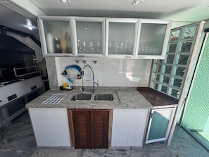 Deluxe House, Pool Access, Pool View | Private kitchen | Fridge, microwave, cookware/dishes/utensils