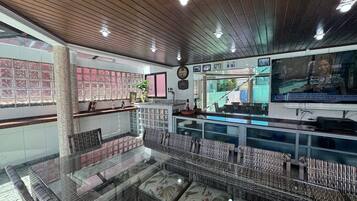 Casa luxo, acesso à piscina, vista para a piscina | Sala de jantar