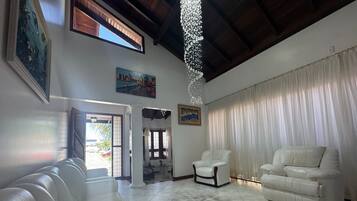 Casa luxo, acesso à piscina, vista para a piscina | Área de estar | Smart TV 65 polegadas com canais digitais, Netflix, filmes pagos