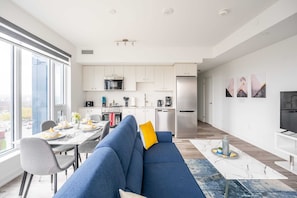 TV - High Rise 1BR Condo w Balcony & Beautiful Views (Kitchener)