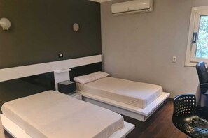 2 habitaciones, tabla de planchar con plancha, wifi y ropa de cama 