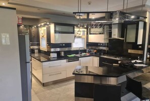 Mikrobølgeovn, ovn, kokeplater og oppvaskmaskin