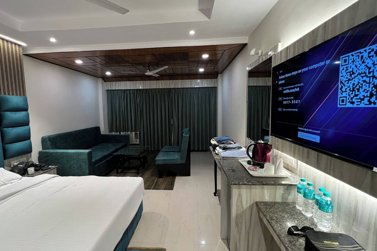 Escritorio, espacio para trabajar con laptop y cortinas blackout 