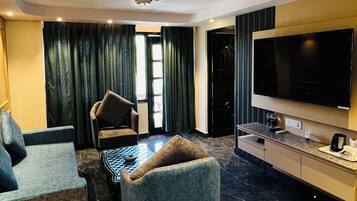 コンフォート スイート バルコニー レイクビュー | デスク、ノートパソコン用作業スペース、遮光カーテン、WiFi (無料)