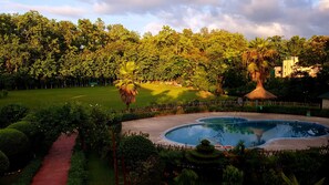 Una piscina al aire libre, socorrista en las instalaciones