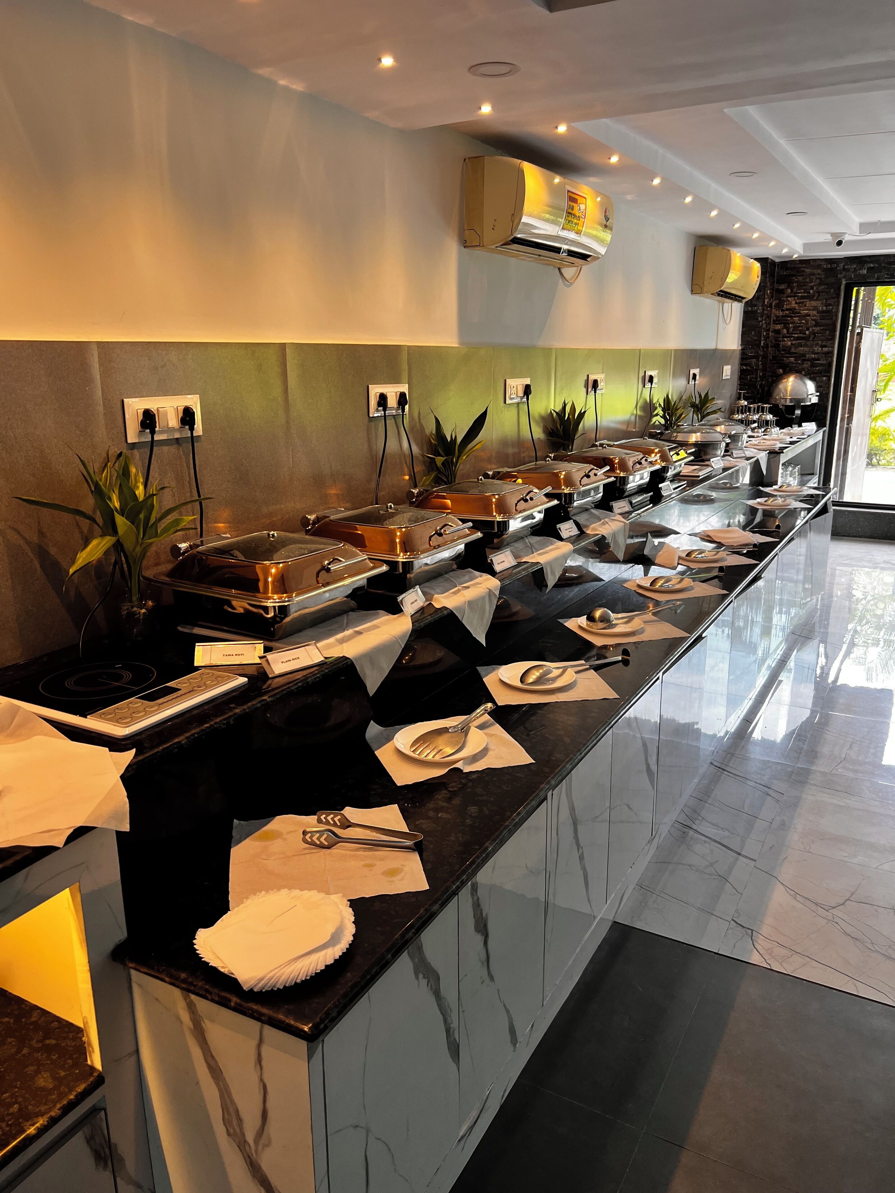 Desayuno buffet diario (INR 350 por persona)