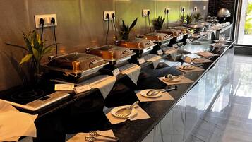 Desayuno buffet diario (INR 350 por persona)